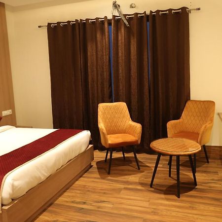 Hotel Crown Savoy, Near Railway Station & Guru Nanak Dev University Amritsar Eksteriør billede