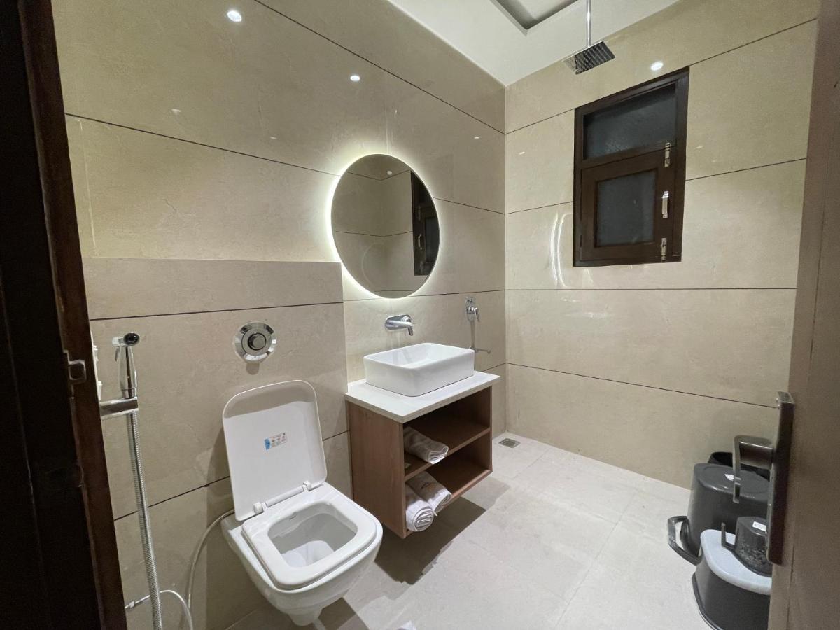 Hotel Crown Savoy, Near Railway Station & Guru Nanak Dev University Amritsar Eksteriør billede