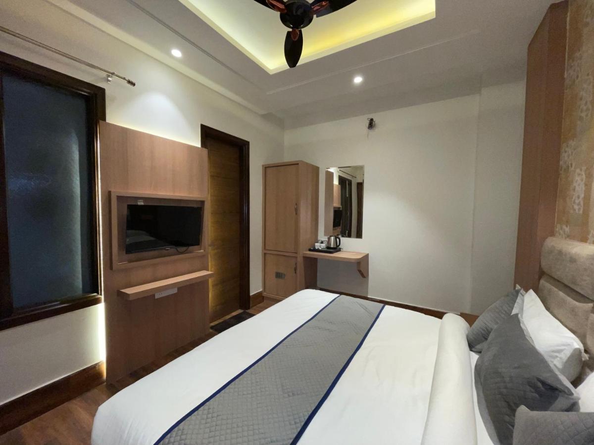 Hotel Crown Savoy, Near Railway Station & Guru Nanak Dev University Amritsar Eksteriør billede