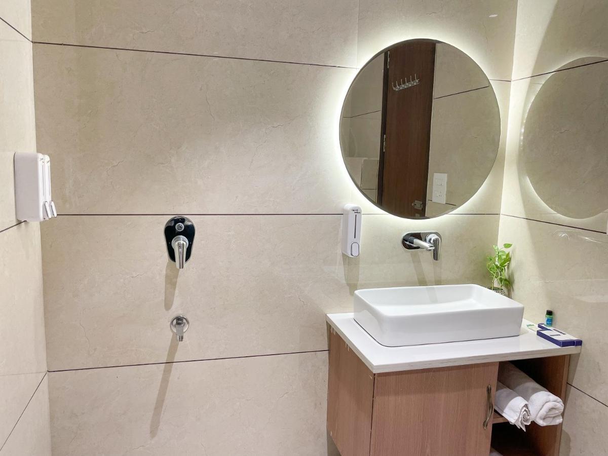 Hotel Crown Savoy, Near Railway Station & Guru Nanak Dev University Amritsar Eksteriør billede