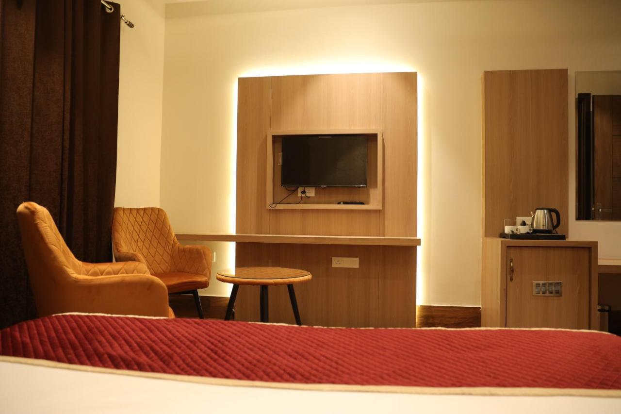 Hotel Crown Savoy, Near Railway Station & Guru Nanak Dev University Amritsar Eksteriør billede