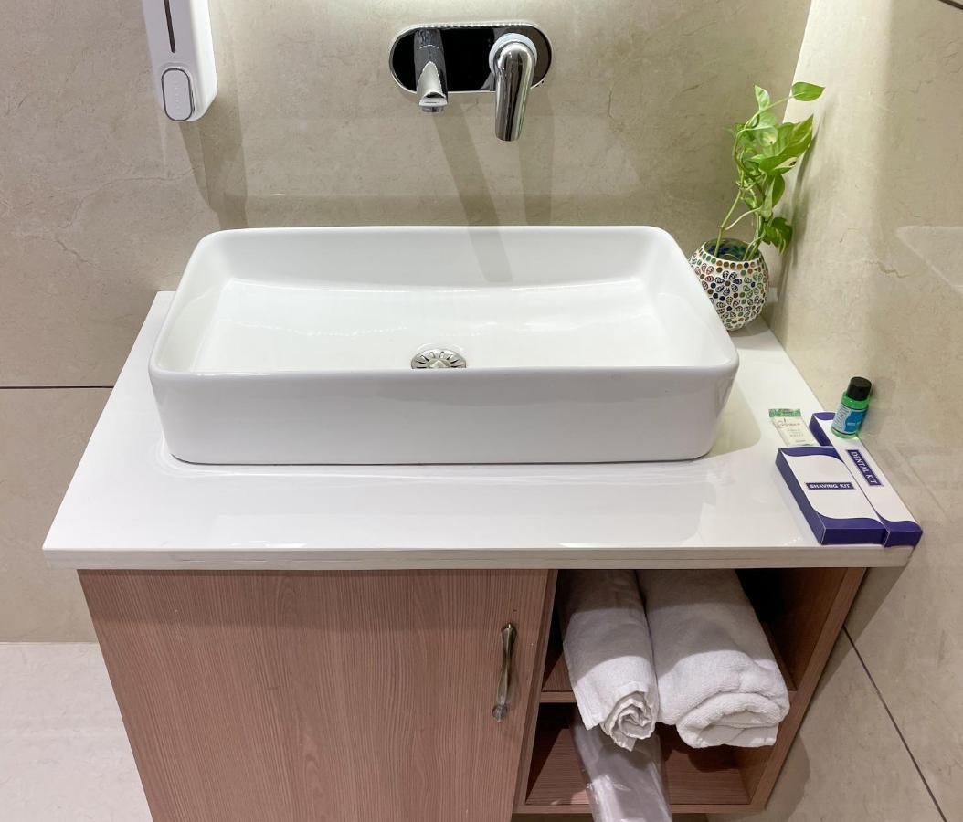 Hotel Crown Savoy, Near Railway Station & Guru Nanak Dev University Amritsar Eksteriør billede