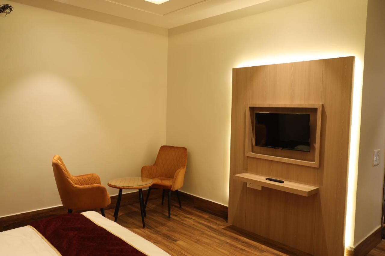 Hotel Crown Savoy, Near Railway Station & Guru Nanak Dev University Amritsar Eksteriør billede