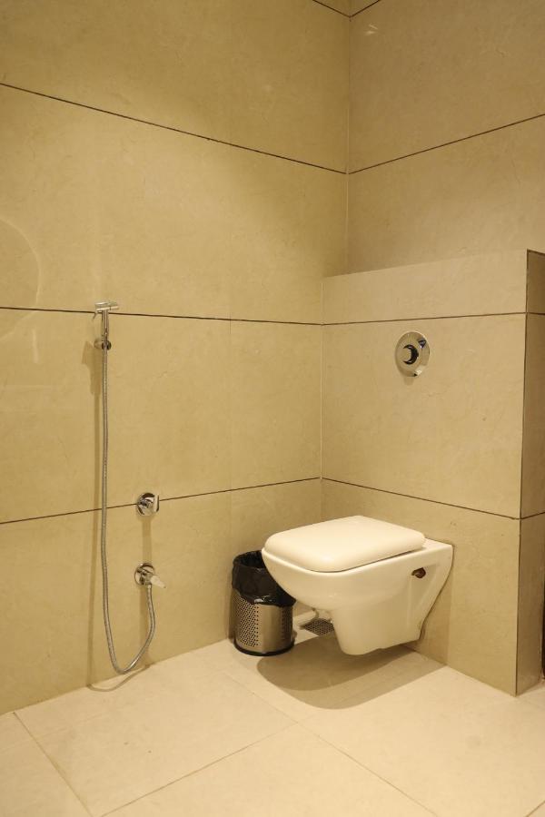 Hotel Crown Savoy, Near Railway Station & Guru Nanak Dev University Amritsar Eksteriør billede