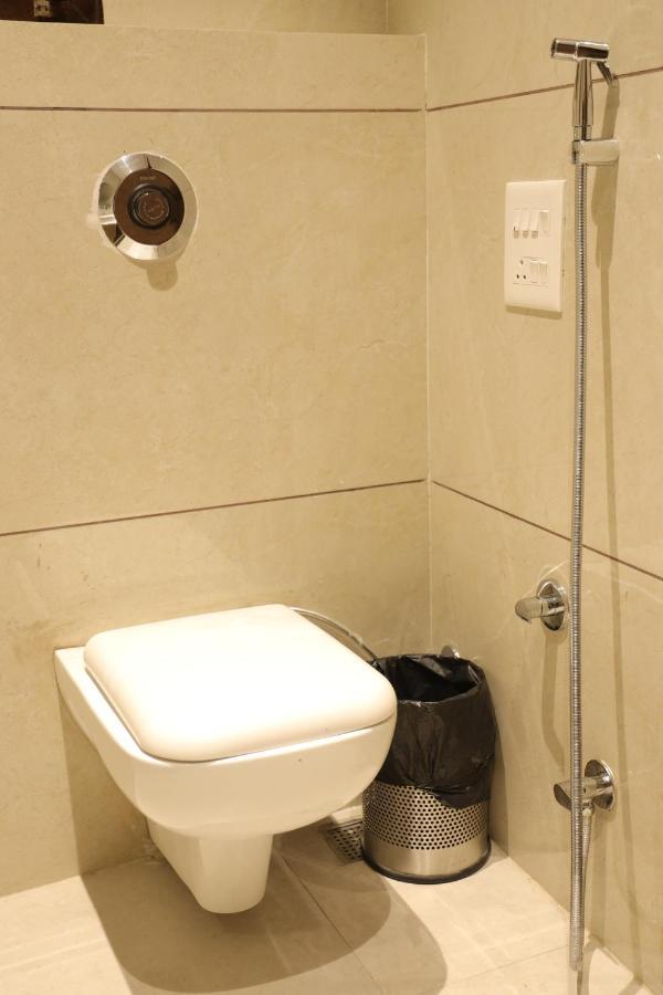 Hotel Crown Savoy, Near Railway Station & Guru Nanak Dev University Amritsar Eksteriør billede