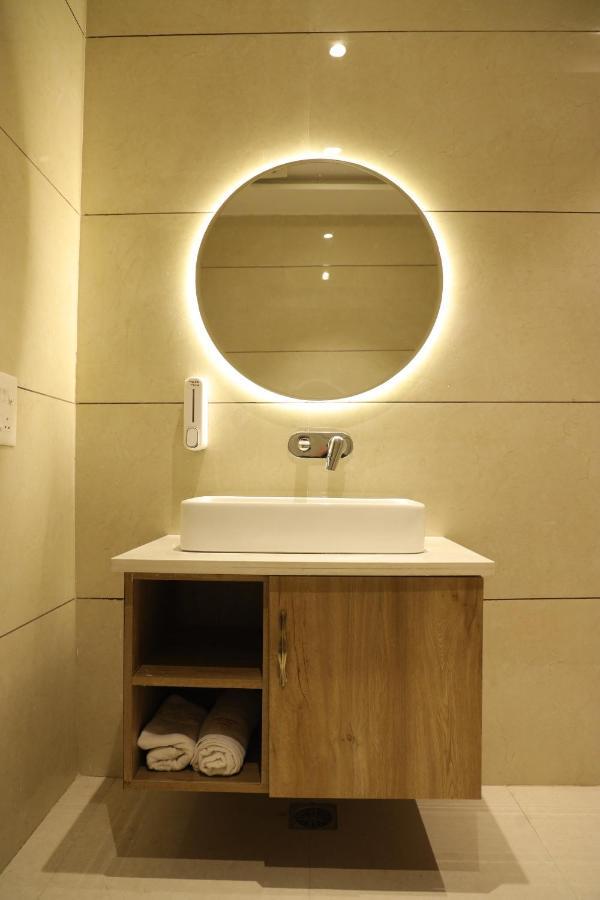 Hotel Crown Savoy, Near Railway Station & Guru Nanak Dev University Amritsar Eksteriør billede