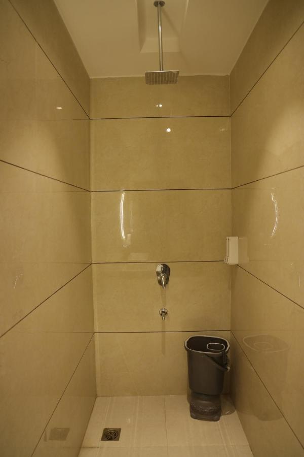 Hotel Crown Savoy, Near Railway Station & Guru Nanak Dev University Amritsar Eksteriør billede