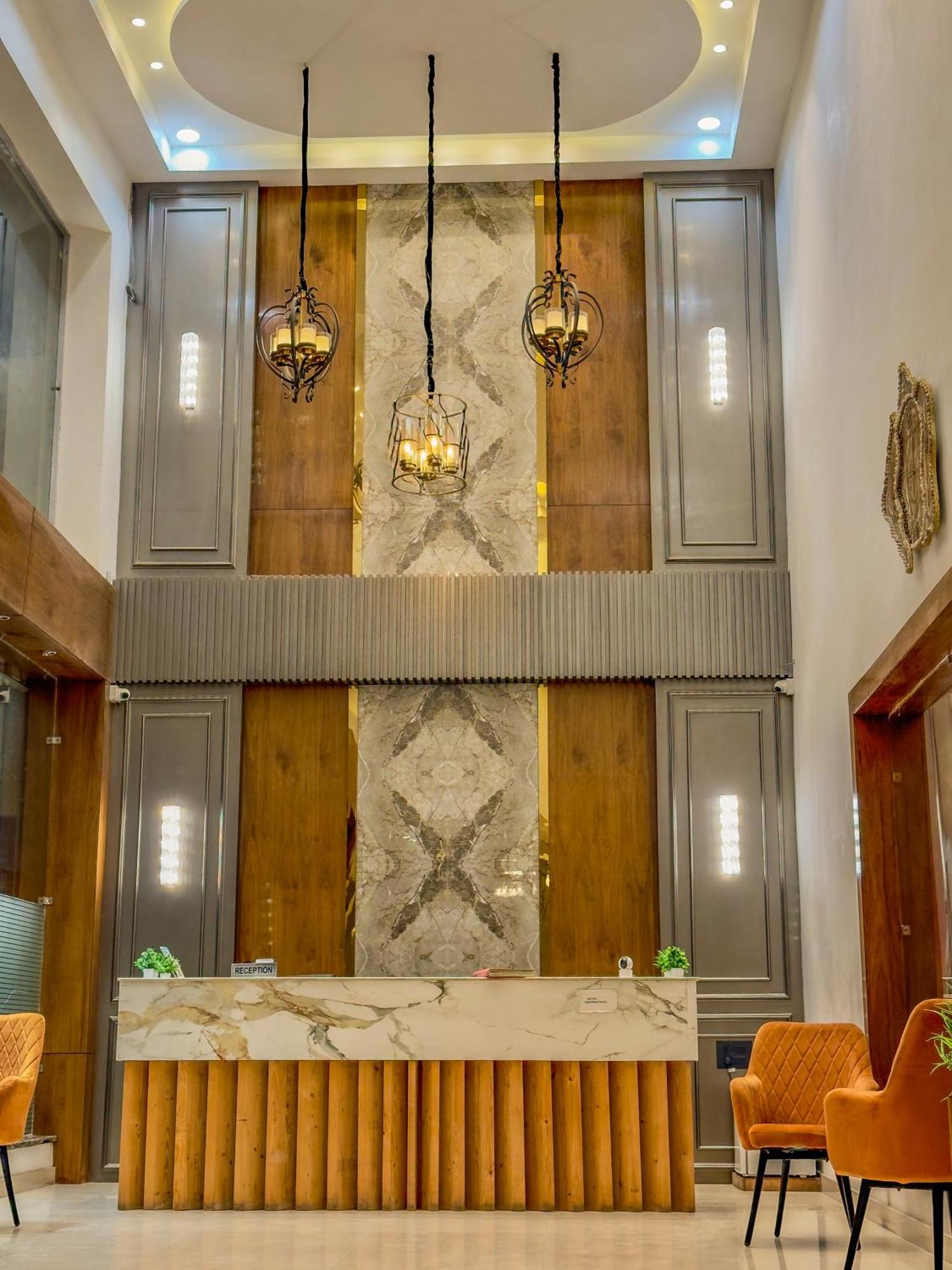 Hotel Crown Savoy, Near Railway Station & Guru Nanak Dev University Amritsar Eksteriør billede