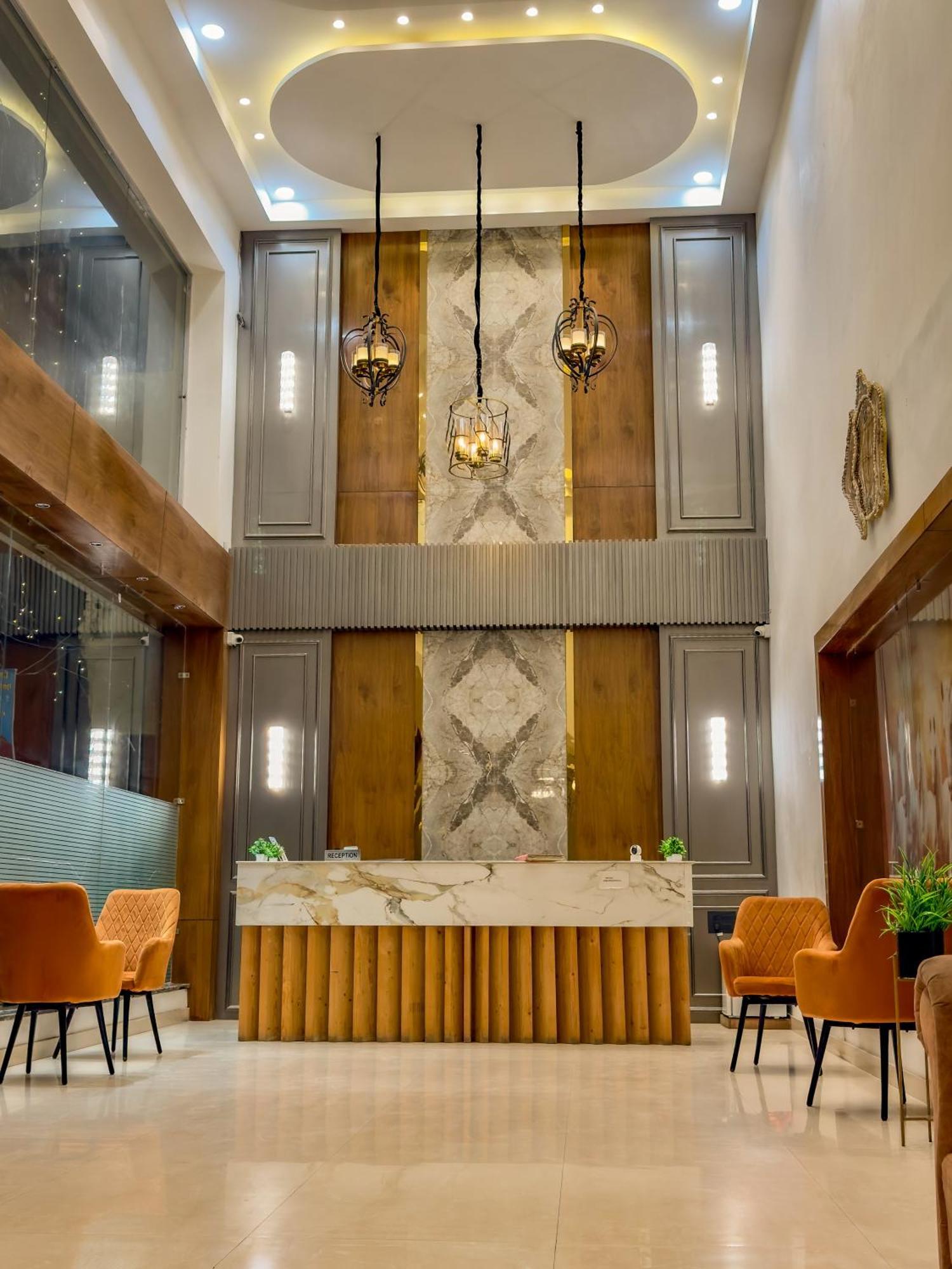 Hotel Crown Savoy, Near Railway Station & Guru Nanak Dev University Amritsar Eksteriør billede