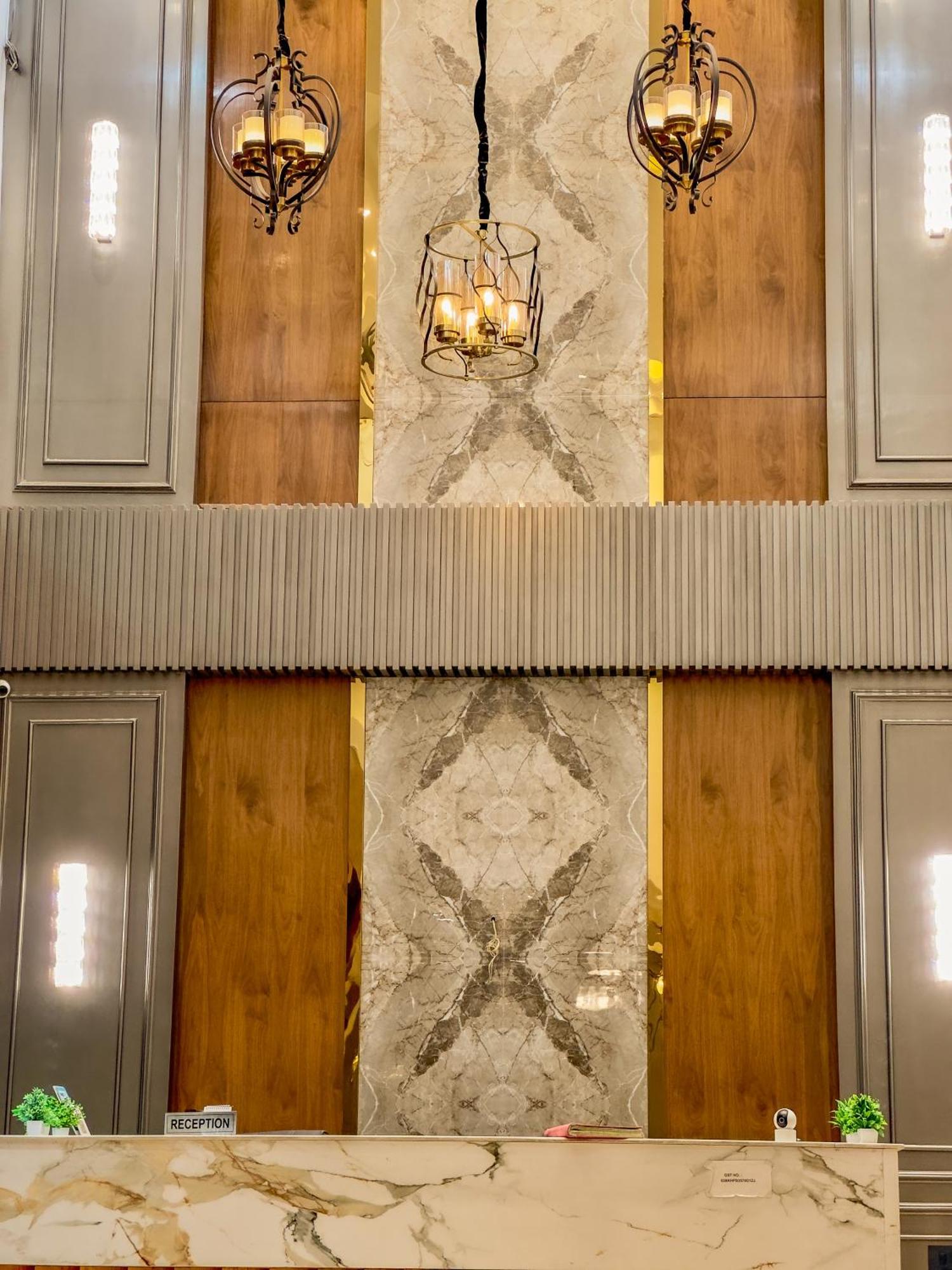 Hotel Crown Savoy, Near Railway Station & Guru Nanak Dev University Amritsar Eksteriør billede